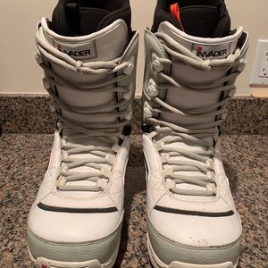 Burton Invader snowboard boots